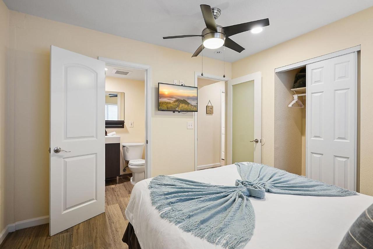 Casa de férias Stunning Delight With Hot Tub, Fire Pit, Parking & Walk To Beach! *