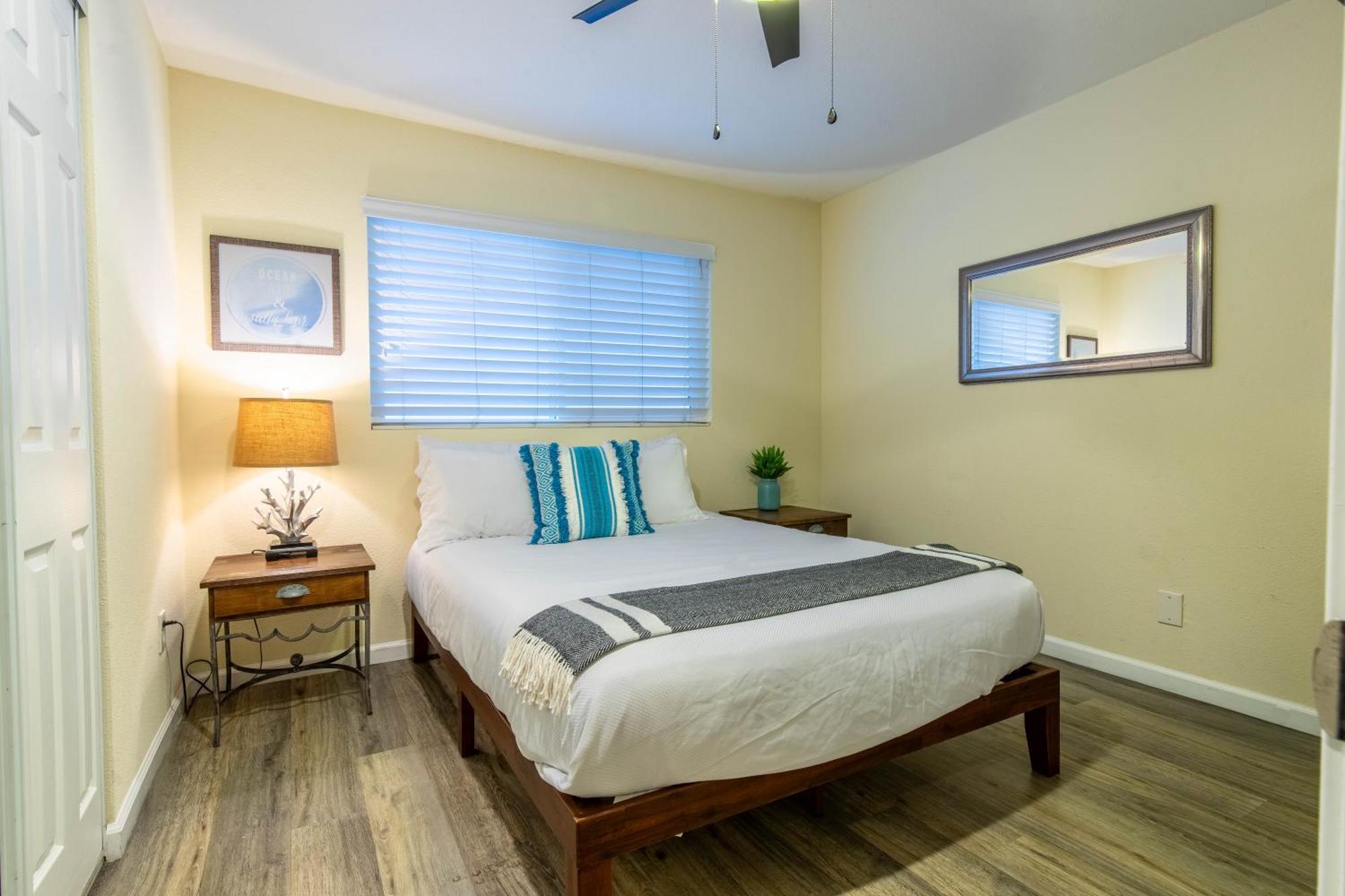 Casa de férias Stunning Delight With Hot Tub, Fire Pit, Parking & Walk To Beach! *